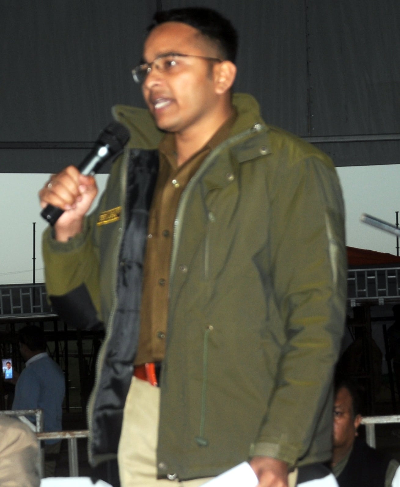 शामली भैसवाल रोड पर मुख्यमंत्री के आगमन के लिये बैठक में बोलत एसपी विनीत जायसवाल शामली भैसवाल रोड पर मुख्यमंत्री के आगमन के लिये बैठक में बोलत एसपी विनीत जायसवाल