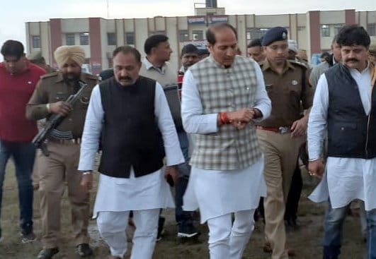 शमली भैसवाल मार्ग पर पुलिस कार्यालय के पास मुख्यमंत्री के आगमन पर कार्यक्रम स्थल का निरिक्षण कर?