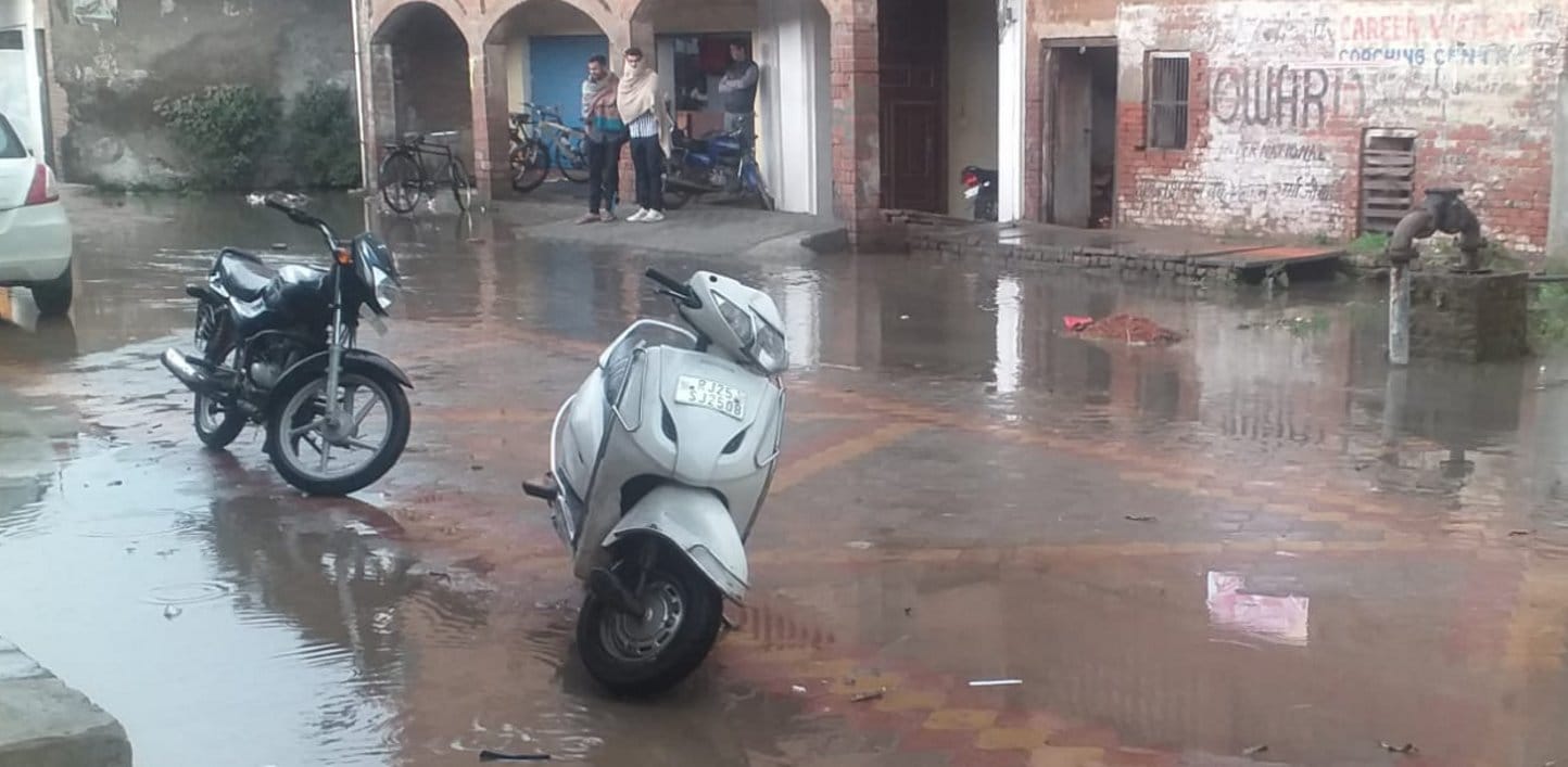 कांधला रेलवे रोड पर भरा पानी कांधला रेलवे रोड पर भरा पानी