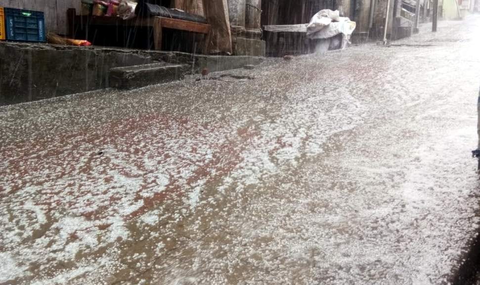 ओलावृष्टि के बाद छावनी बाजार क्षेत्र में कुछ इस तरह ओलों से पटी नजर आई सड़क।