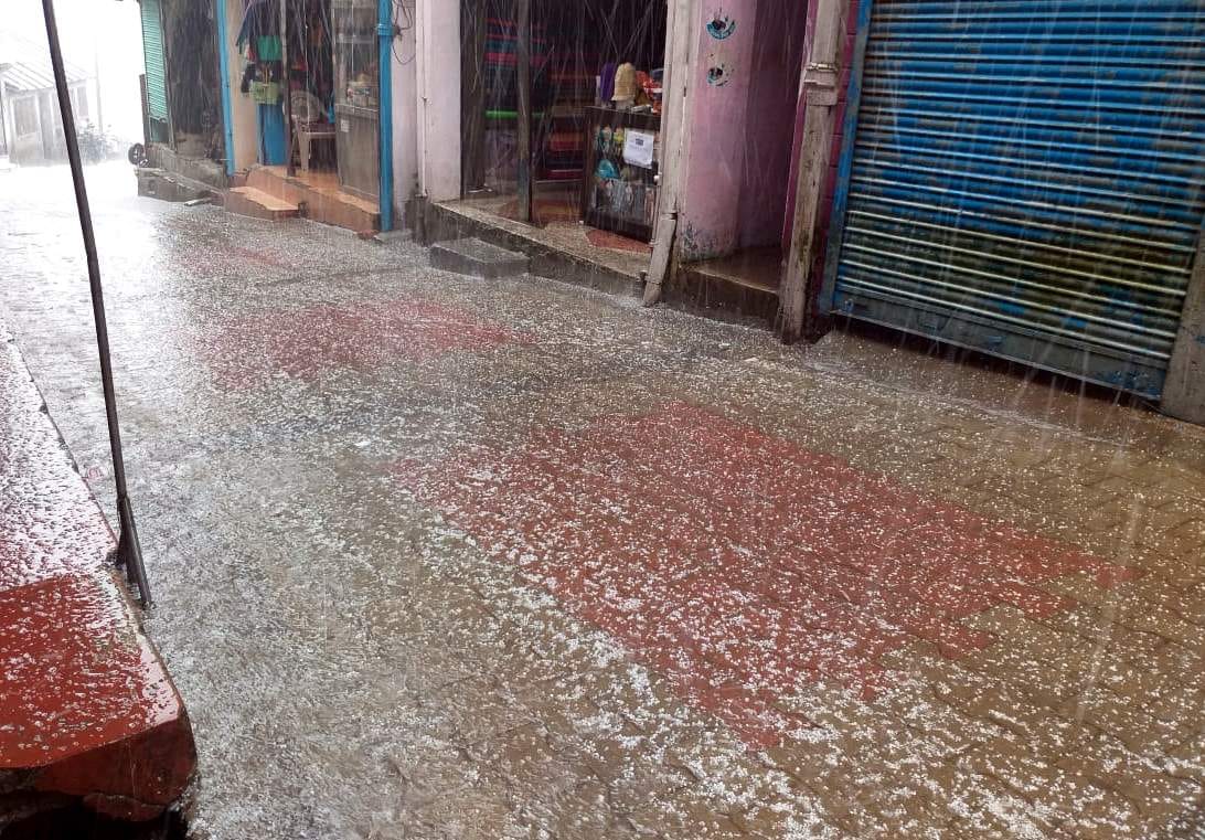 ओलावृष्टि के बाद छावनी बाजार क्षेत्र में कुछ इस तरह ओलों से पटी नजर आई सड़क।