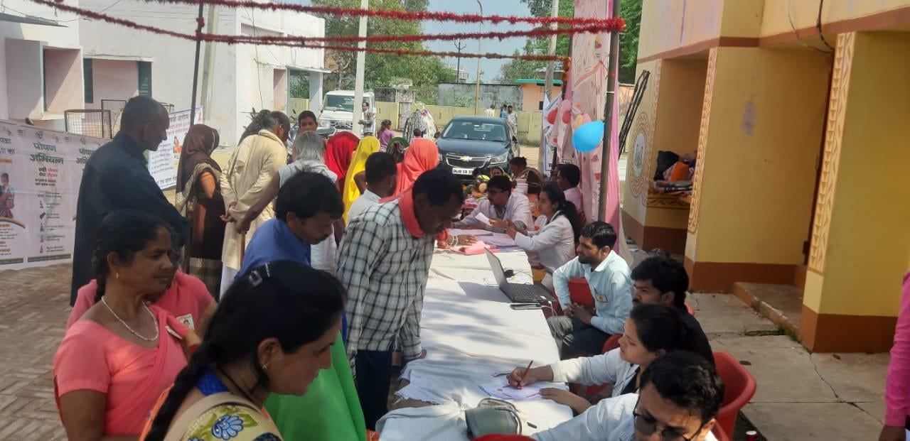 आटा में स्वास्थ शिविर में इलाज कराते मरीज