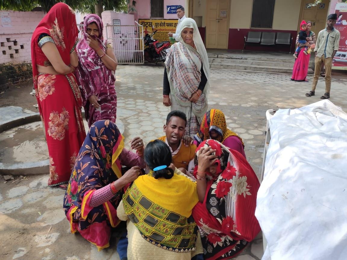 सड़क दुर्घटना में मृतक के परिजन सीएचसी कुठौंद में रोते बिलखते सड़क दुर्घटना में मृतक के परिजन सीएचसी कुठौंद में रोते बिलखते