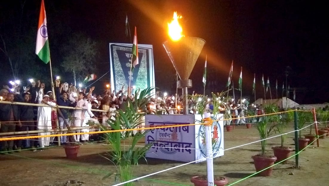 ईदगाह मैदान के बीच में जलती आंदोलन की मशाल