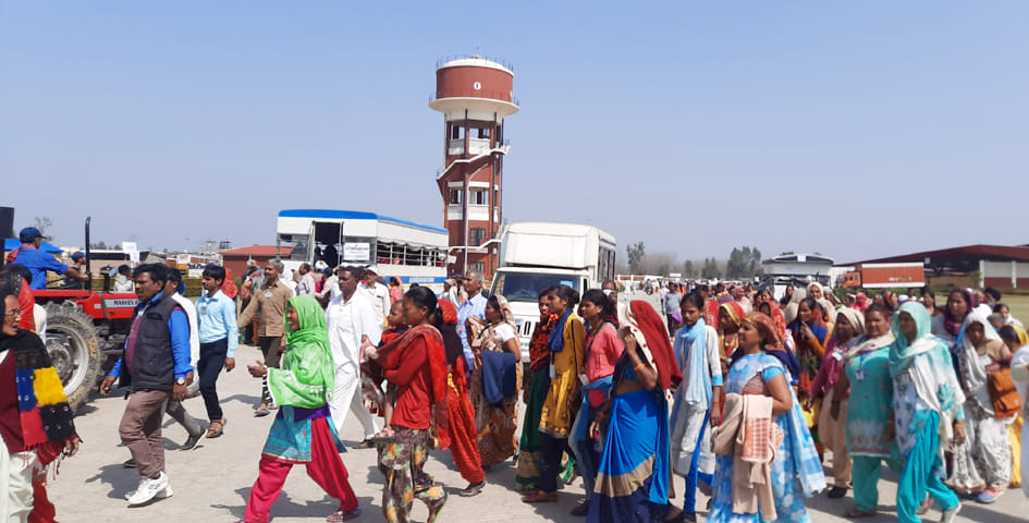 पिलखनी स्थित राधा स्वामी सत्संग मेजर सेंटर में पहुंचे अनुयायी पिलखनी स्थित राधा स्वामी सत्संग मेजर सेंटर में पहुंचे अनुयायी