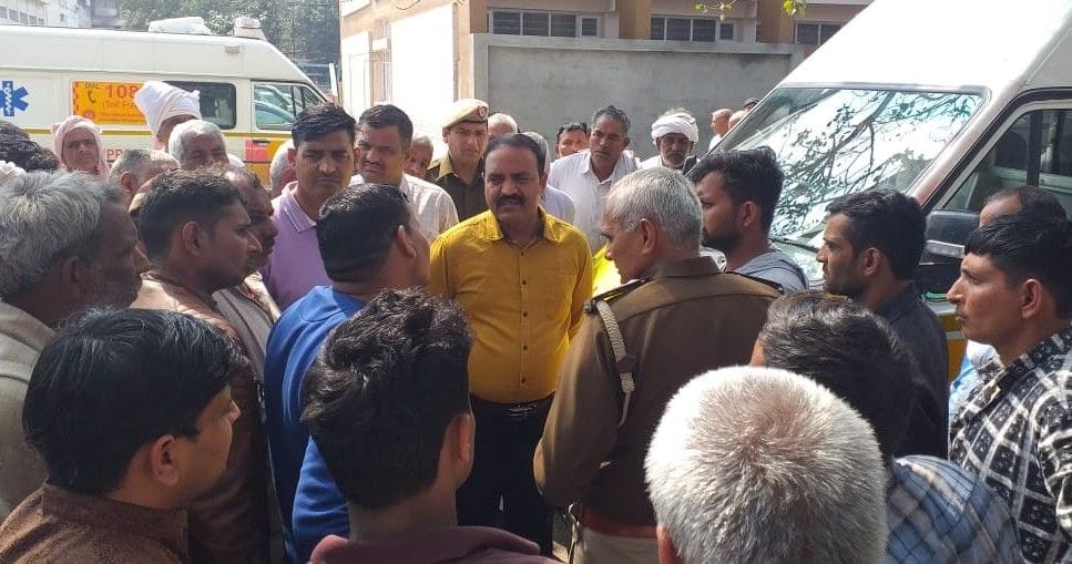 मृतक महिला के परिजनों को समझाते हुए डीएसपी जयपाल सिंह। संवाद न्यूज एजेंसी मृतक महिला के परिजनों को समझाते हुए डीएसपी जयपाल सिंह। संवाद न्यूज एजेंसी
