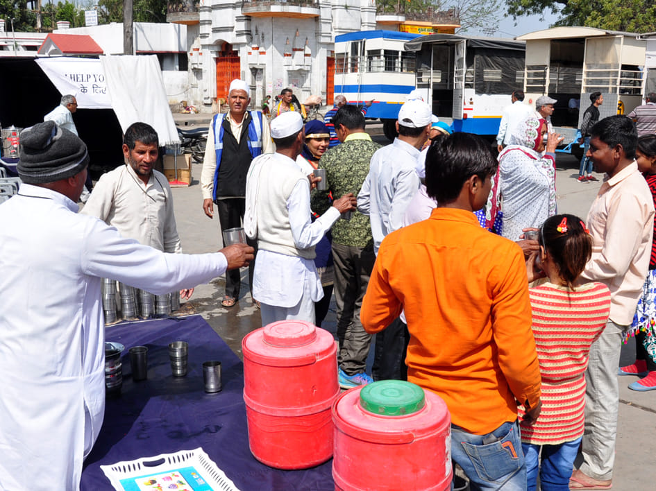 रेलवे स्टेशन से वाहनो से पिलखनी राधा स्वामी सत्संग भवन जाते अनुयायी रेलवे स्टेशन से वाहनो से पिलखनी राधा स्वामी सत्संग भवन जाते अनुयायी