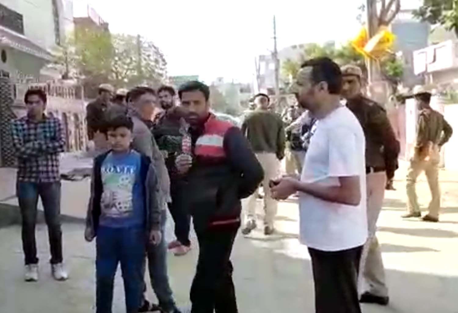 लाजपत नगर में धर्मपाल सांगा की हत्या के बाद मौके पर जुटी भीड़ व पुलिसकर्मी। लाजपत नगर में धर्मपाल सांगा की हत्या के बाद मौके पर जुटी भीड़ व पुलिसकर्मी।