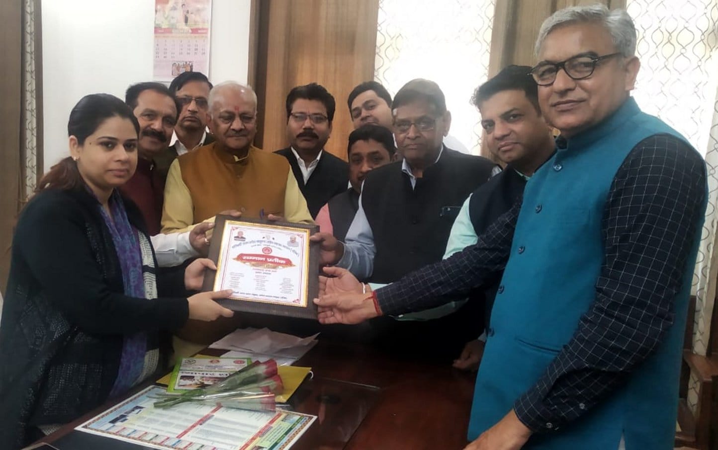 शामली कलक्ट्रेट में डीएम को स्मृति चिह्न देते व्यापारी। शामली कलक्ट्रेट में डीएम को स्मृति चिह्न देते व्यापारी।