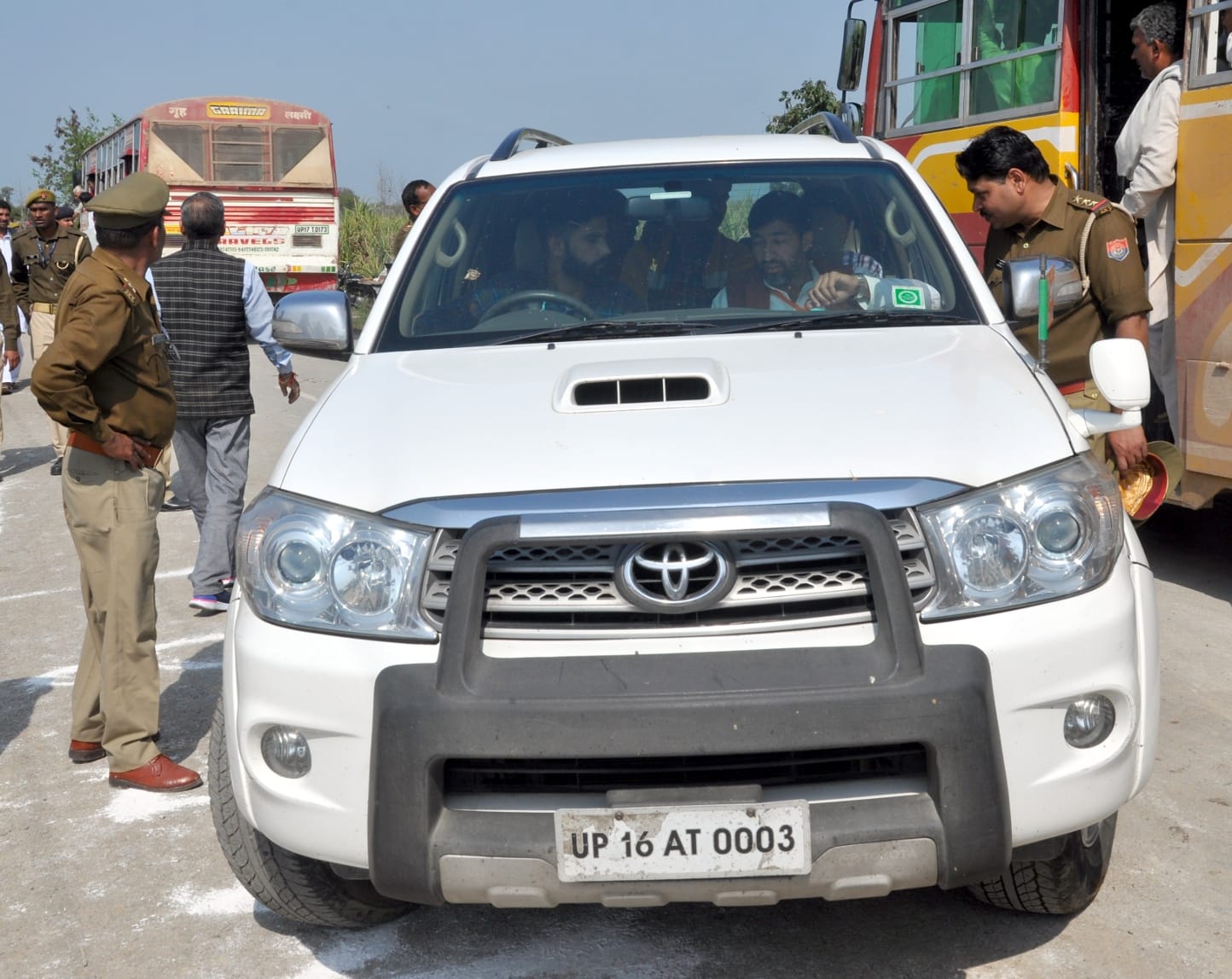 शामली भैसवाल रोड पर पुलिस लाइन के आवासीय व अनवासीयो भवनो के निर्माणकार्यो के शिलान्यास समारोह म? शामली भैसवाल रोड पर पुलिस लाइन के आवासीय व अनवासीयो भवनो के निर्माणकार्यो के शिलान्यास समारोह म?