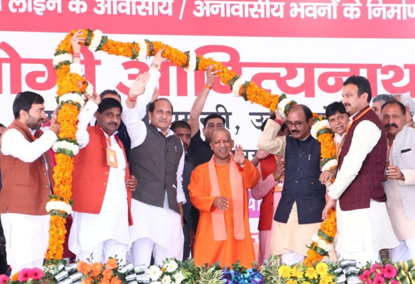 शामली के भैंसवाल रोड पर पुलिस लाइन में आयोजित समारोह में मुख्यमंत्री योगी आदित्यनाथ का फूलों की ? शामली के भैंसवाल रोड पर पुलिस लाइन में आयोजित समारोह में मुख्यमंत्री योगी आदित्यनाथ का फूलों की ?