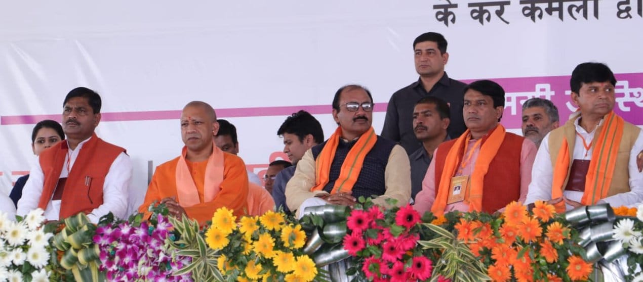 शामली के भैंसवाल रोड पर पुलिस लाइन के आवासीय भवनों के निर्माण कार्यों के शिलान्यास समारोह में मं? शामली के भैंसवाल रोड पर पुलिस लाइन के आवासीय भवनों के निर्माण कार्यों के शिलान्यास समारोह में मं?