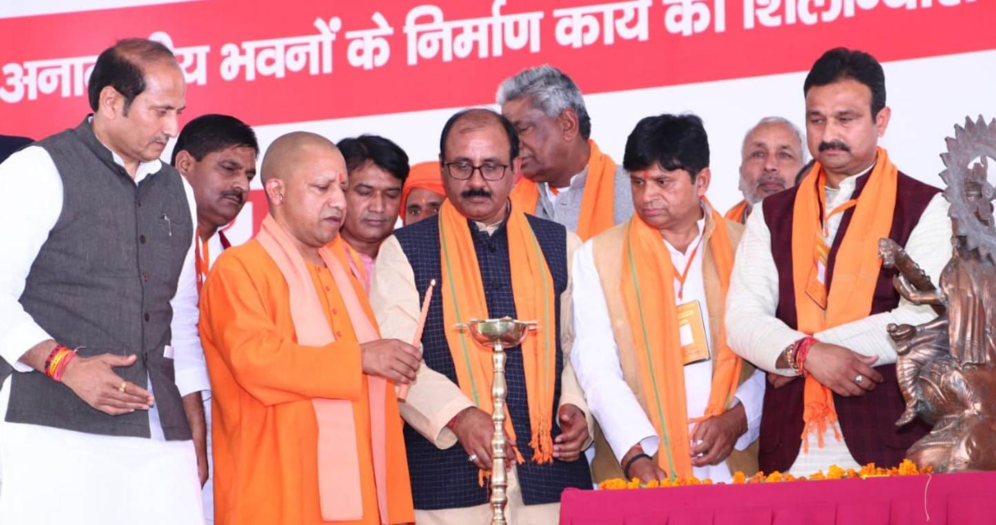 शामली में भैंसवाल रोड पर पुलिस लाइन के आवासीय भवनों के निर्माण कार्यों के शिलान्यास समारोह का दी? शामली में भैंसवाल रोड पर पुलिस लाइन के आवासीय भवनों के निर्माण कार्यों के शिलान्यास समारोह का दी?