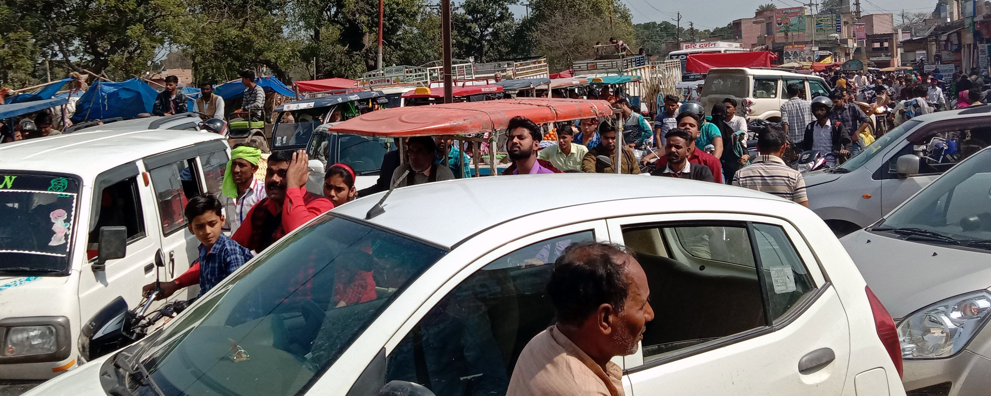 कांधला में वाहनो से लगा जाम कांधला में वाहनो से लगा जाम