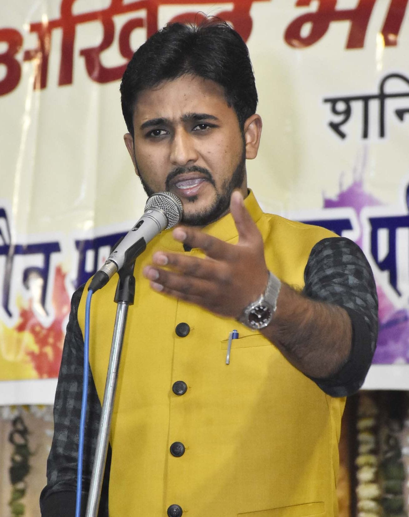  कवि सम्मेलन में काव्य पाठ करते मोहित संगम।