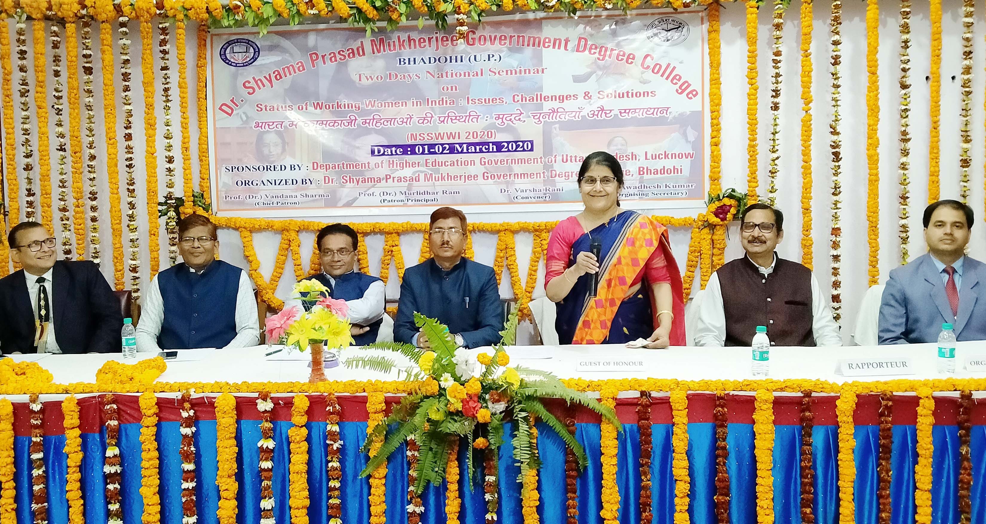 कामकाजी महिलाओं पर सेमिनार के अंतिम दिन संबोधित करतीं डा.चंद्रकला त्रिपाठी कामकाजी महिलाओं पर सेमिनार के अंतिम दिन संबोधित करतीं डा.चंद्रकला त्रिपाठी