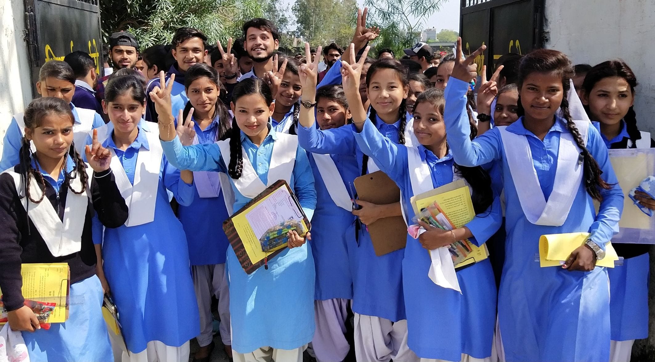 सितारगंज जीजीआईसी में हिंदी विषय की परीक्षा में सरल पेपर हल करने के बाद खुशी से बाहर आती बालिकाएं सितारगंज जीजीआईसी में हिंदी विषय की परीक्षा में सरल पेपर हल करने के बाद खुशी से बाहर आती बालिकाएं