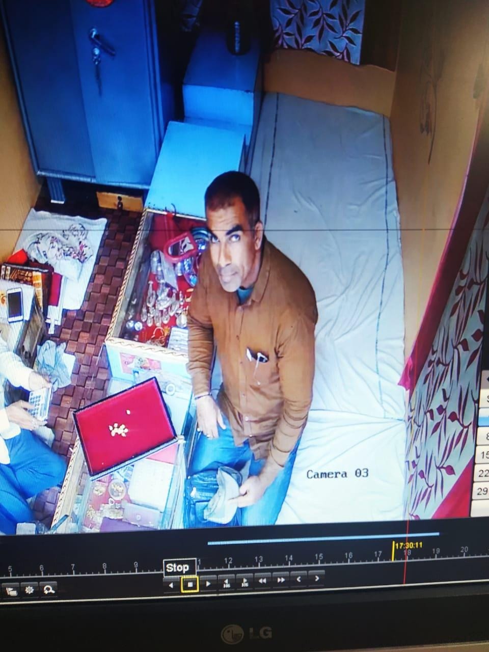 सीसीटीवी कैमरे में कैद टप्पेबाज सीसीटीवी कैमरे में कैद टप्पेबाज