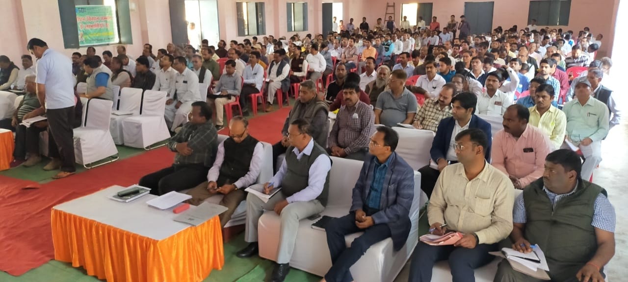 राजकीय इंटर कालेज में केसीसी की बैठक में मौजूद लेखपाल व अन्य