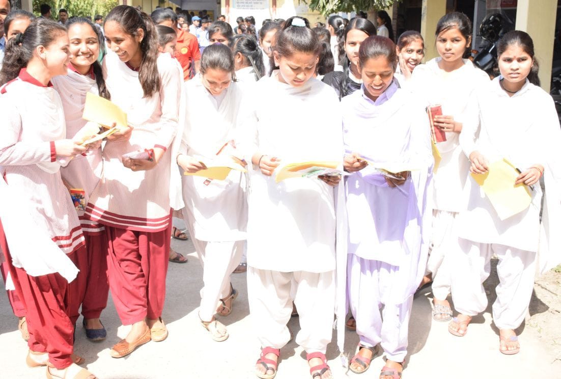 रुद्रपुर के जनता इंटर कॉलेज में बनाए गये केंद्र से परीक्षा देकर बाहर निकलती छात्राएं। रुद्रपुर के जनता इंटर कॉलेज में बनाए गये केंद्र से परीक्षा देकर बाहर निकलती छात्राएं।