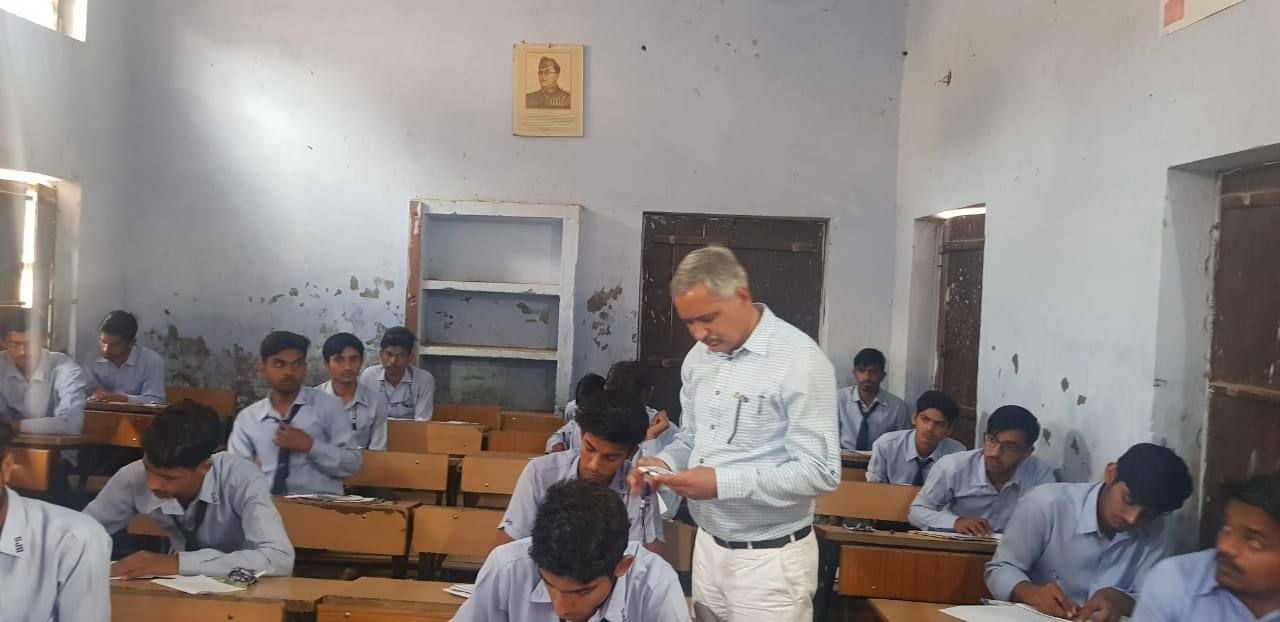 परीक्षा केंद्र का निरीक्षण करते जिला शिक्षा अधिकारी।