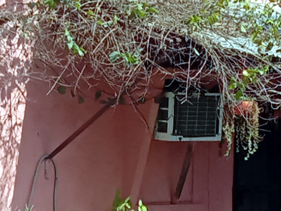 जिला अस्पताल में कर्मचारी के घर लगा ऐसी जिला अस्पताल में कर्मचारी के घर लगा ऐसी