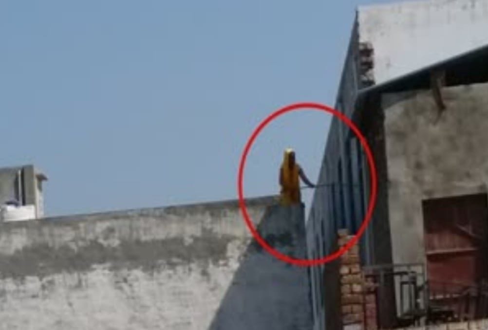 गोहाना में मकान की छत पर चढ़कर परीक्षा केंद्र में नकल पहुंचाती महिला गोहाना में मकान की छत पर चढ़कर परीक्षा केंद्र में नकल पहुंचाती महिला