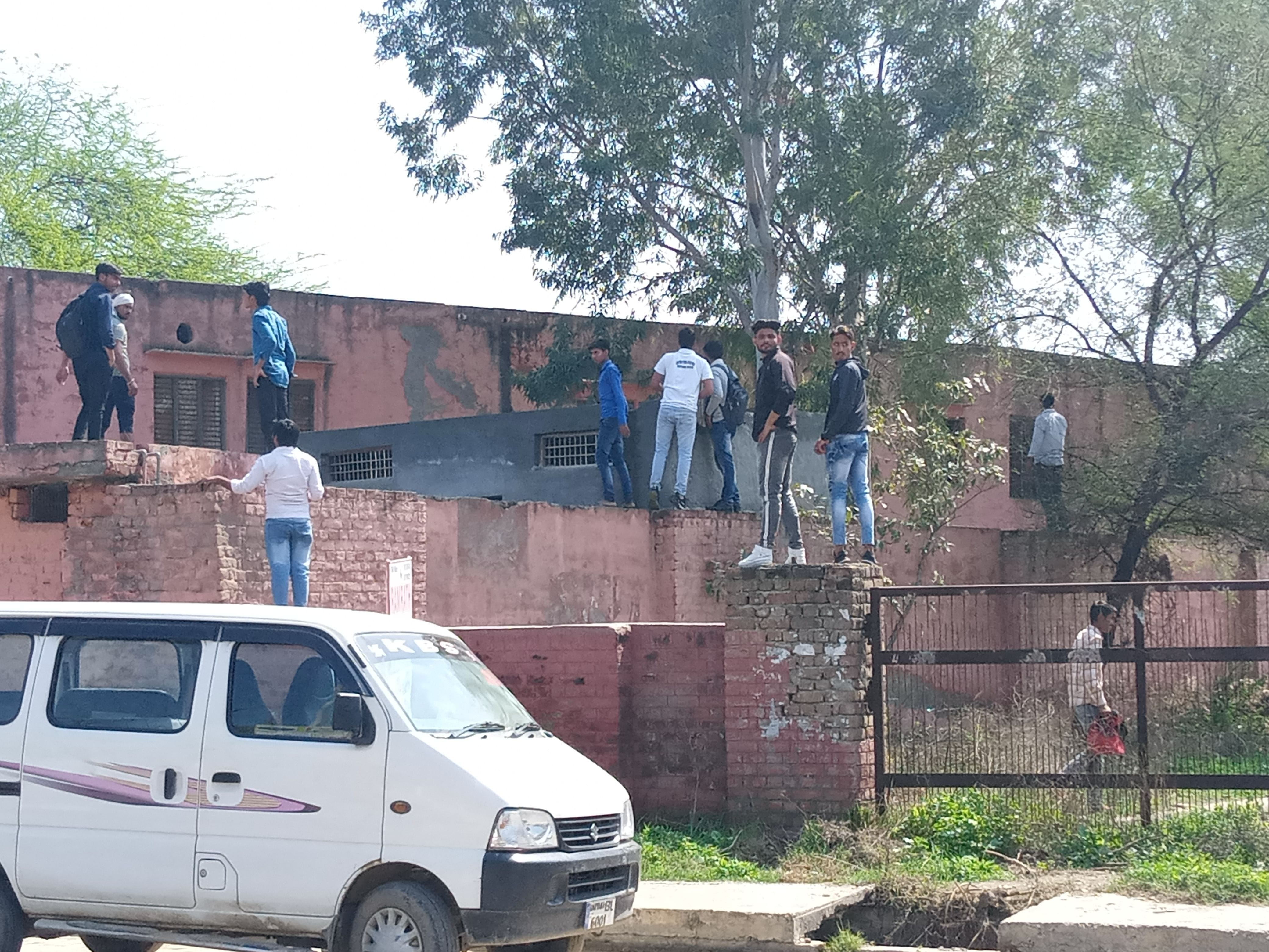 खरखौदा के राजकीय कन्या वरिष्ठ माध्यमिक विद्यालय में परीक्षा केंद्र की दीवारों पर चढ़े युवक खरखौदा के राजकीय कन्या वरिष्ठ माध्यमिक विद्यालय में परीक्षा केंद्र की दीवारों पर चढ़े युवक