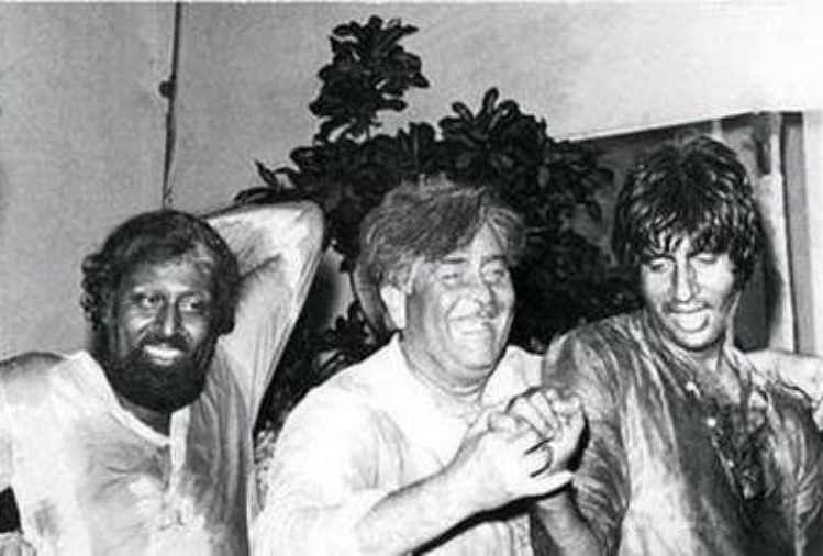 अमिताभ बच्चन से राज कपूर तक इन बॉलीवुड खानदानों की मशहूर थी होली, इस वजह से  बंद किया सेलिब्रेशन - Entertainment News: Amar Ujala
