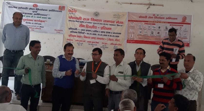 रोहटा ब्लॉक सभागार में संचारी रोग गोष्ठी का शुभारंभ करते अधिकारी।