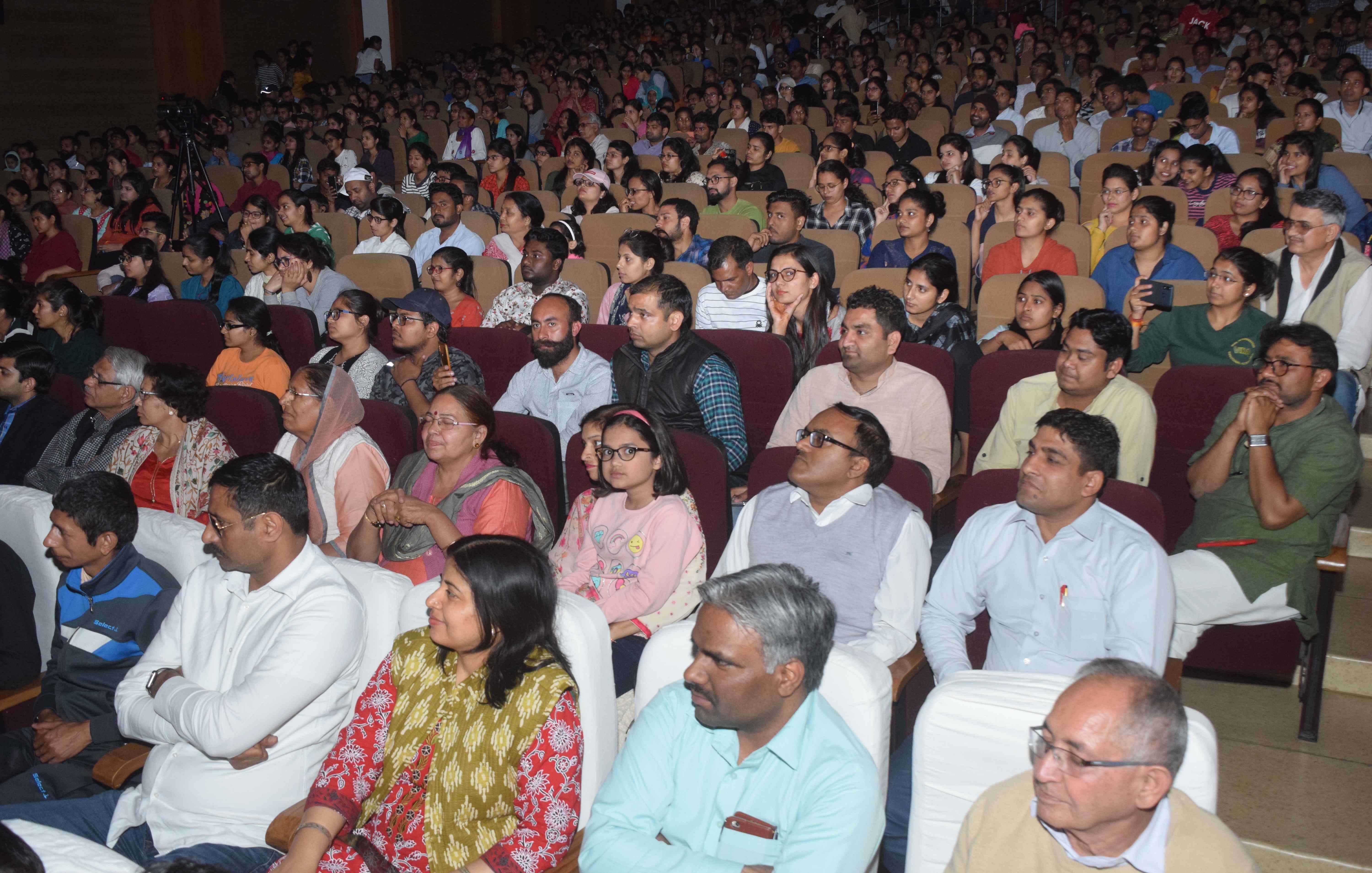 एमडीयू में आयोजित रंग महोत्सव में आरके सभागार में आयोजित नाटक का मंचन करते कलाकर। अमर उजाला एमडीयू में आयोजित रंग महोत्सव में आरके सभागार में आयोजित नाटक का मंचन करते कलाकर। अमर उजाला