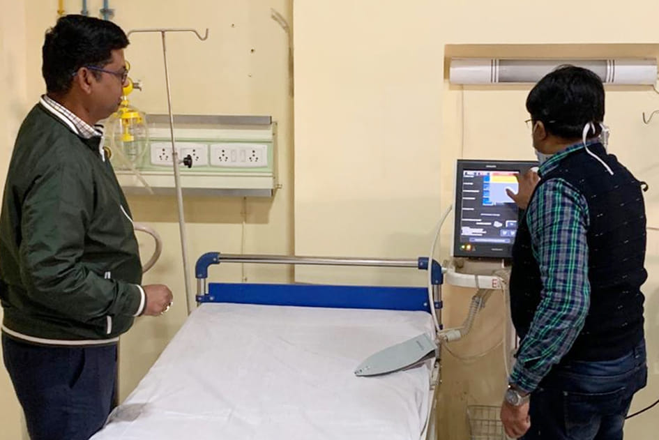 कोरोना वायरस को देखते हुए राजकीय मेडिकल कॉलेज में आइसोलेशन वार्ड की तैयारी देखती टीम। कोरोना वायरस को देखते हुए राजकीय मेडिकल कॉलेज में आइसोलेशन वार्ड की तैयारी देखती टीम।