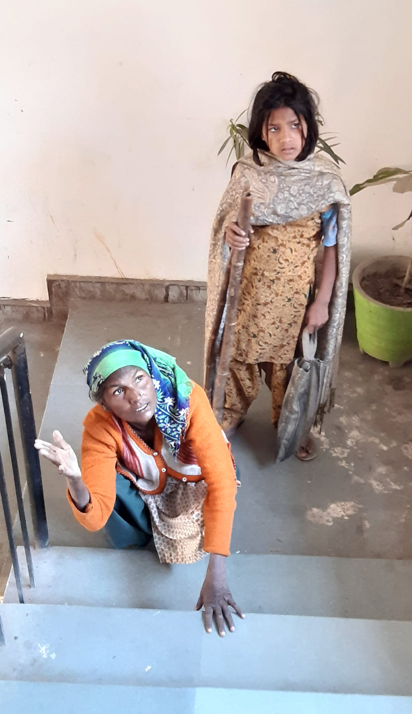 हसील दिवस में अपनी समस्याये लेकर सीढी पर चढता दिव्यांग हसील दिवस में अपनी समस्याये लेकर सीढी पर चढता दिव्यांग