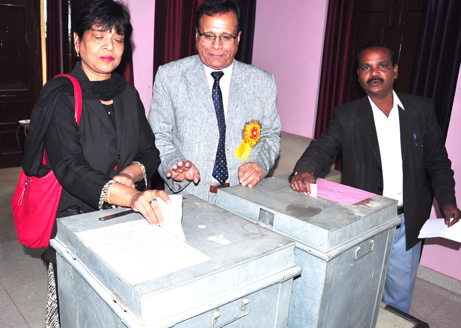 द कलक्ट्रेट बार एसोसिएशन के चुनाव में वोट डालते अधिवक्ता द कलक्ट्रेट बार एसोसिएशन के चुनाव में वोट डालते अधिवक्ता