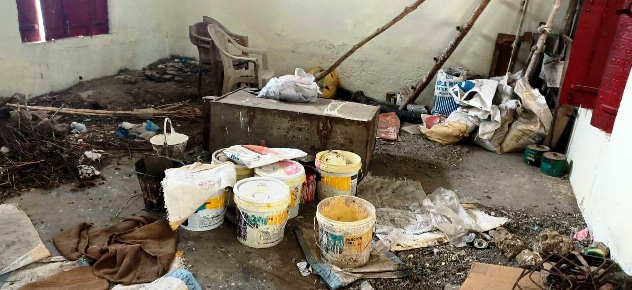 विद्यालय कक्ष में रखा कबाड़ा