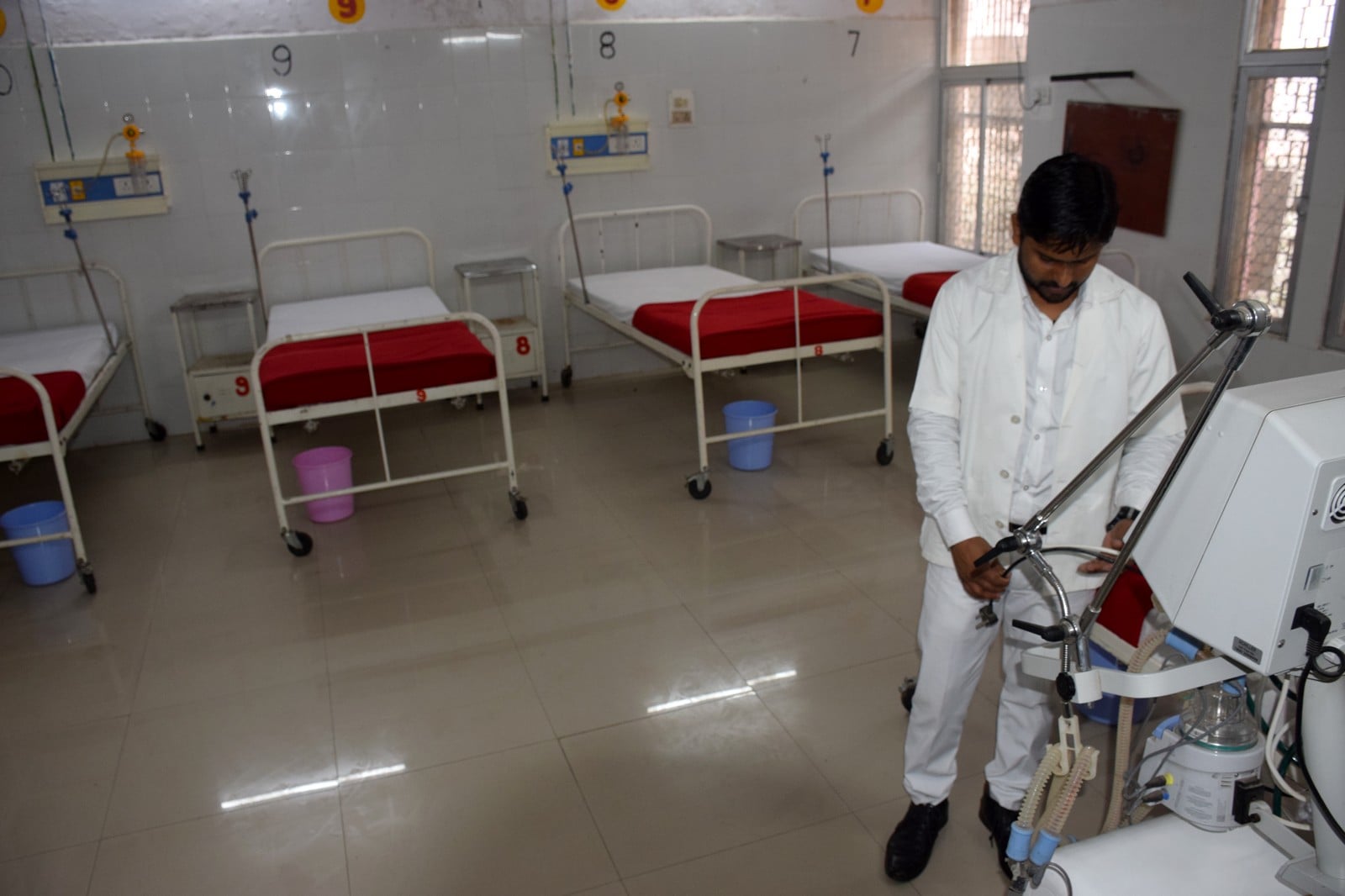 जिला चिकित्सालय में बनाए गए कोरोनाआइसोलेसन वार्ड में मशीन को चेक करते स्वस्थ्य कर्मी। जिला चिकित्सालय में बनाए गए कोरोनाआइसोलेसन वार्ड में मशीन को चेक करते स्वस्थ्य कर्मी।