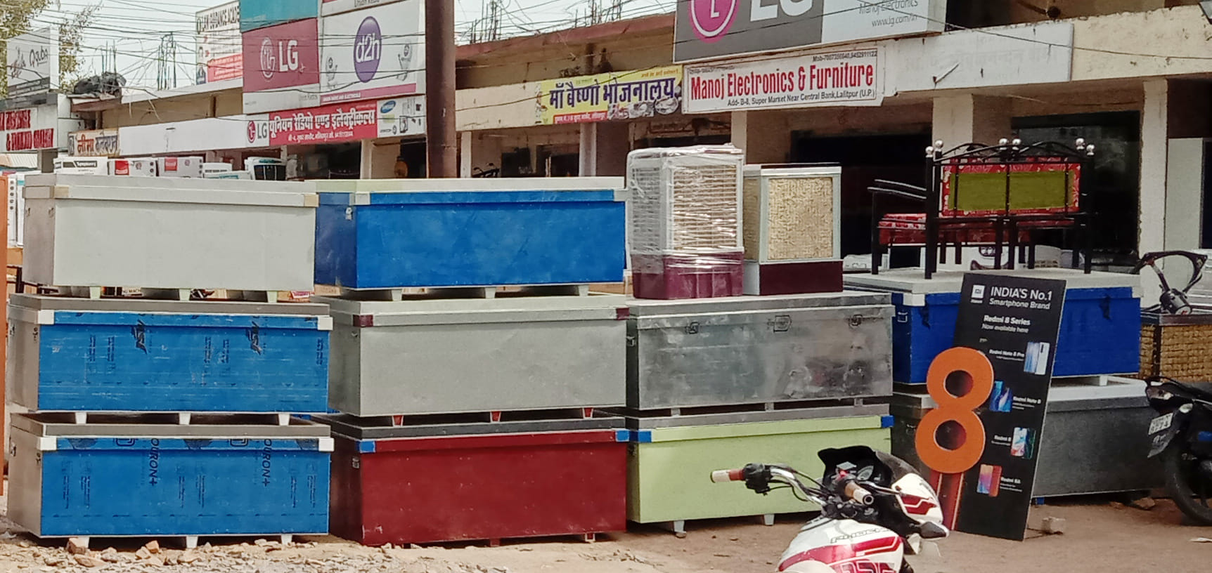 दुकानों के बाहर सड़क किनारे रखा सामान