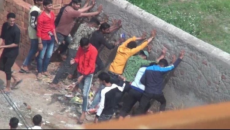 बहालगढ़ के संस्कृति स्कूल की दीवार गिराने को धक्का लगाते युवक