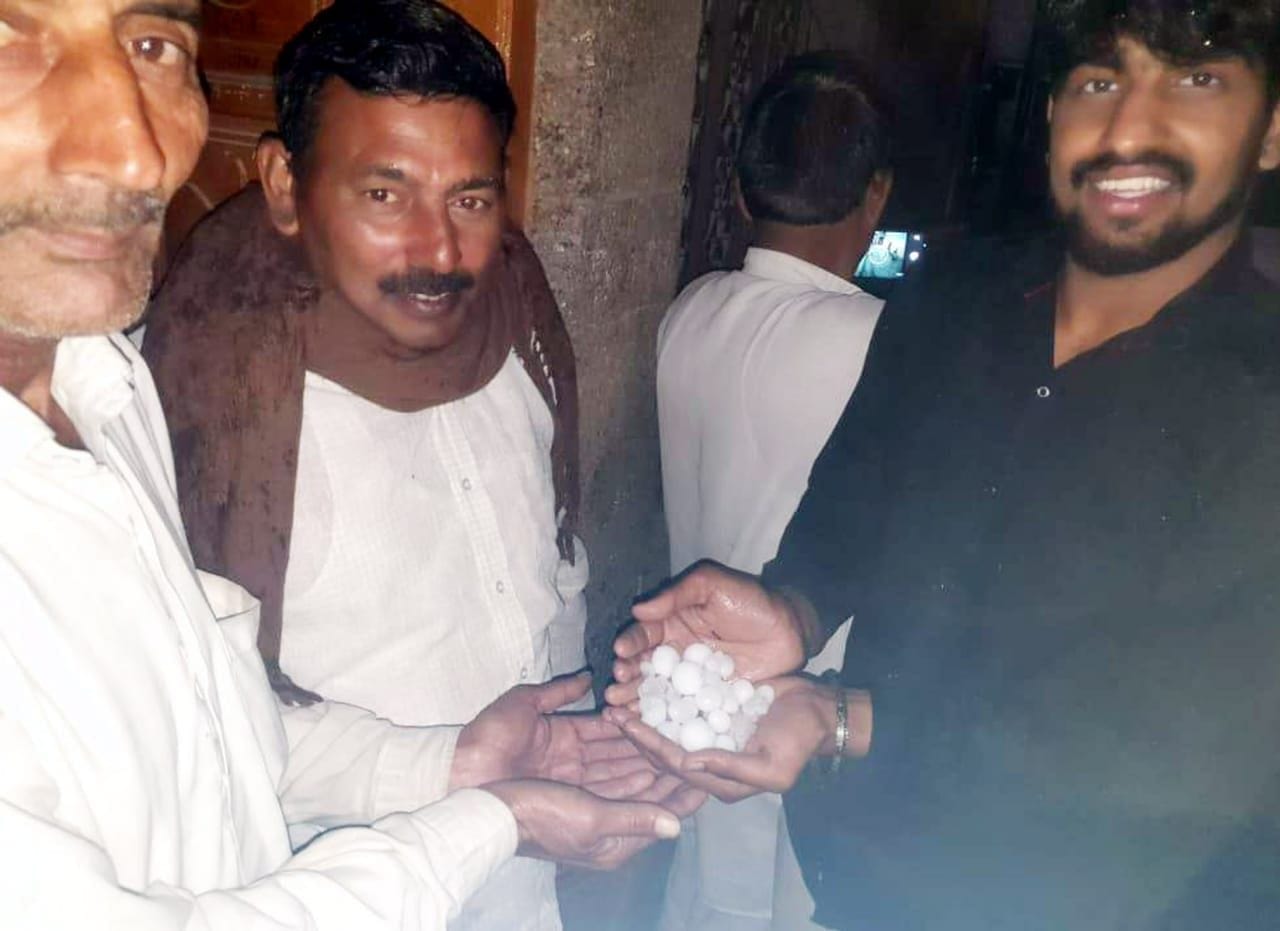 राई क्षेत्र के गांव में हुई ओलावृष्टि दिखाते ग्रामीण। राई क्षेत्र के गांव में हुई ओलावृष्टि दिखाते ग्रामीण।
