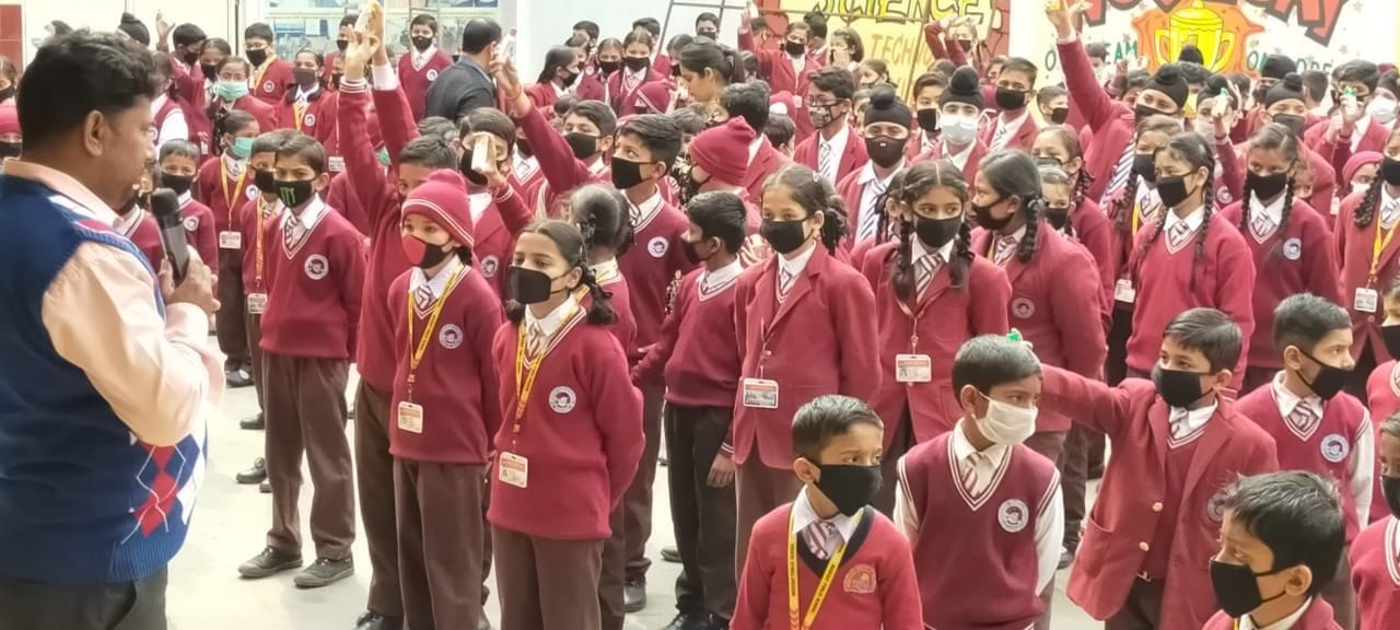 खटीमा के नोजगे स्कूल हैप्पी में कोरोना वायरस से बचने को लेकर बच्चों को जानकारी देते शिक्षक खटीमा के नोजगे स्कूल हैप्पी में कोरोना वायरस से बचने को लेकर बच्चों को जानकारी देते शिक्षक