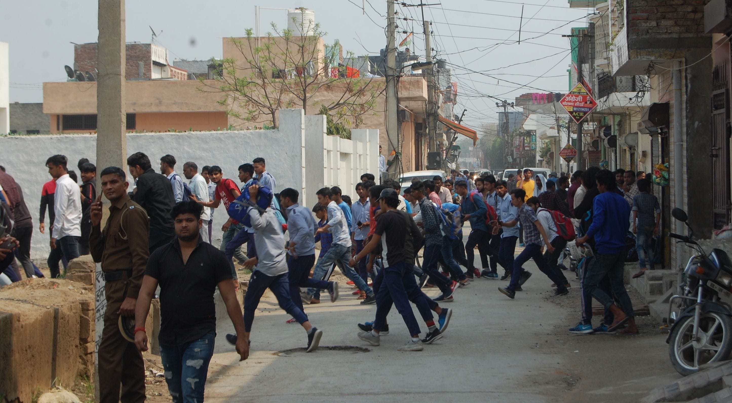  सोनीपत में रामजस स्कूल के बाहर लगी युवकों की भीड़ को खदेड़ती पुलिस