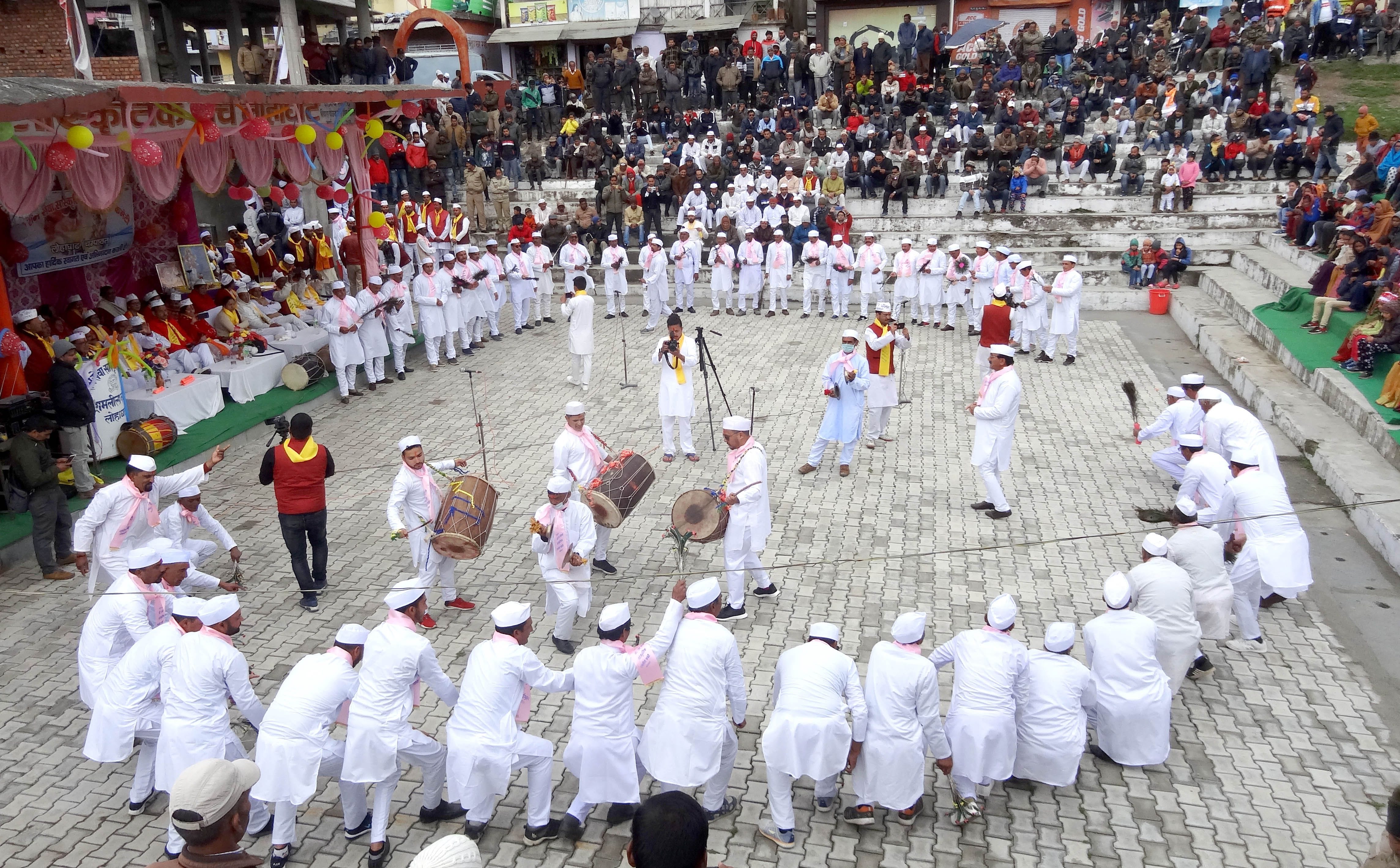 लोहाघाट में शुरू हुए होली रंग महोत्सव में कदम से कदम ताल से ताल मिलाकर खड़ी होली का गायन करते होल्?