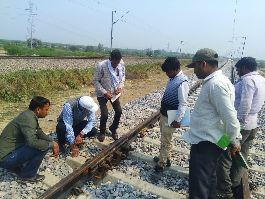 ट्रैक में फैक्चर को देखते रेलवे के इंजीनियर ट्रैक में फैक्चर को देखते रेलवे के इंजीनियर