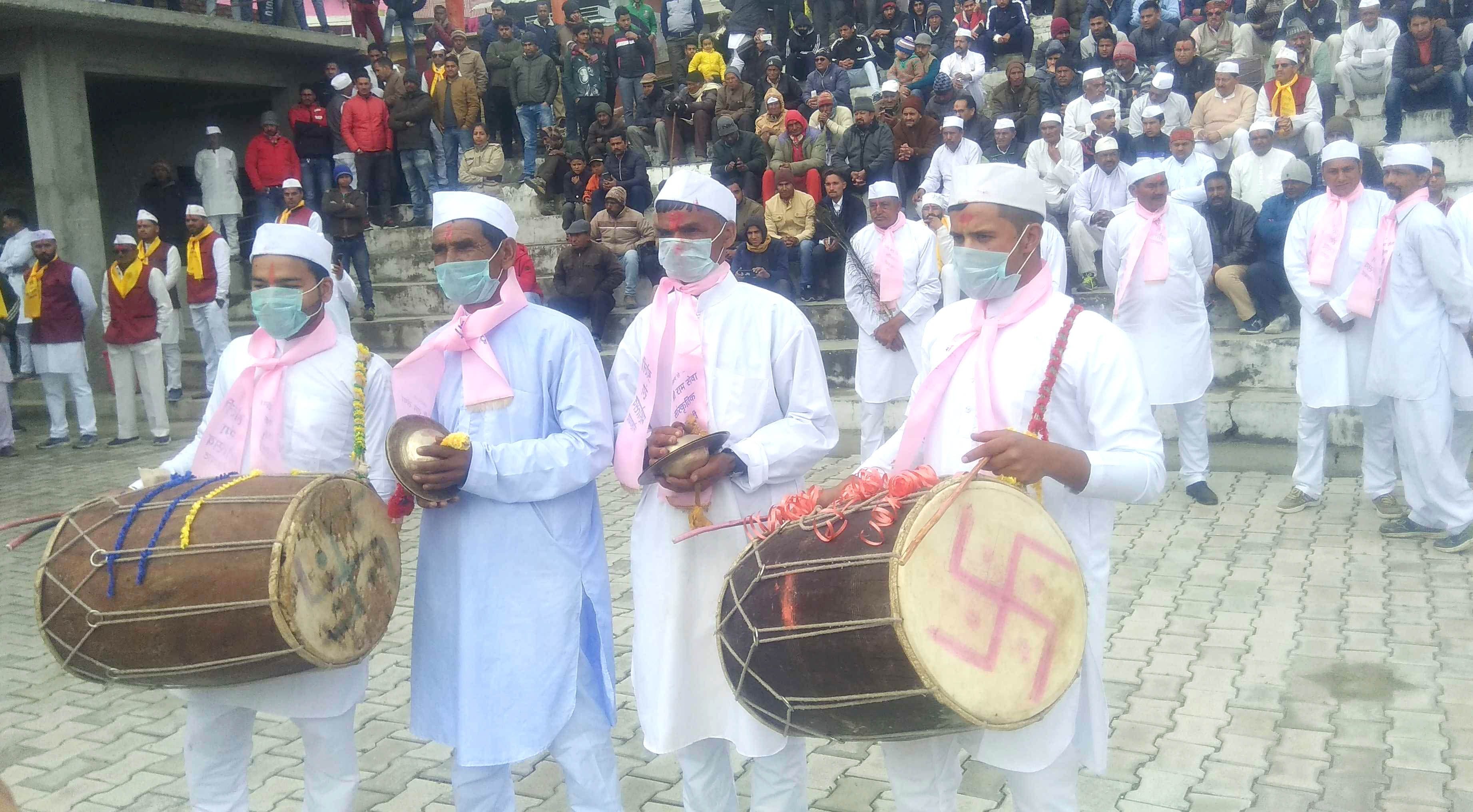 लोहाघाट के होली रंग महोत्सव में मुंह में मास्क बांधकर कोरोना वायरस से बचाव के लिए लोगों को संदेश ?