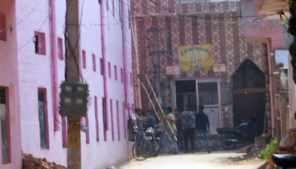 रामजस स्कूल पर नकल कराने को लेकर आए सीढ़ी को पुलिस आने पर लेकर भागते युवक