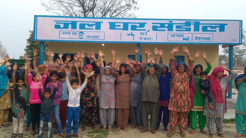 जलघर पर ताला लगाकर विरोध जतातीं संडील गांव की महिलाएं। जलघर पर ताला लगाकर विरोध जतातीं संडील गांव की महिलाएं।