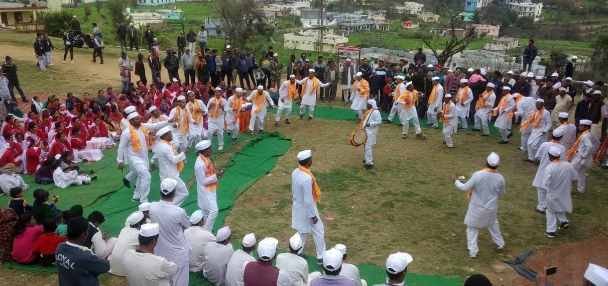 गंगोलीहाट में खड़ी होली प्रस्तुत करते होल्यार।  संवाद