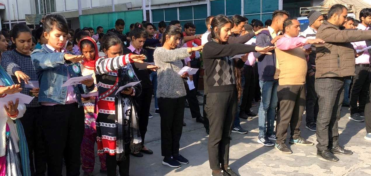 सेलाकुई में राष्ट्रीय सुरक्षा सप्ताह के दौरान शपथ लेते कंपनी कर्मचारी। सेलाकुई में राष्ट्रीय सुरक्षा सप्ताह के दौरान शपथ लेते कंपनी कर्मचारी।