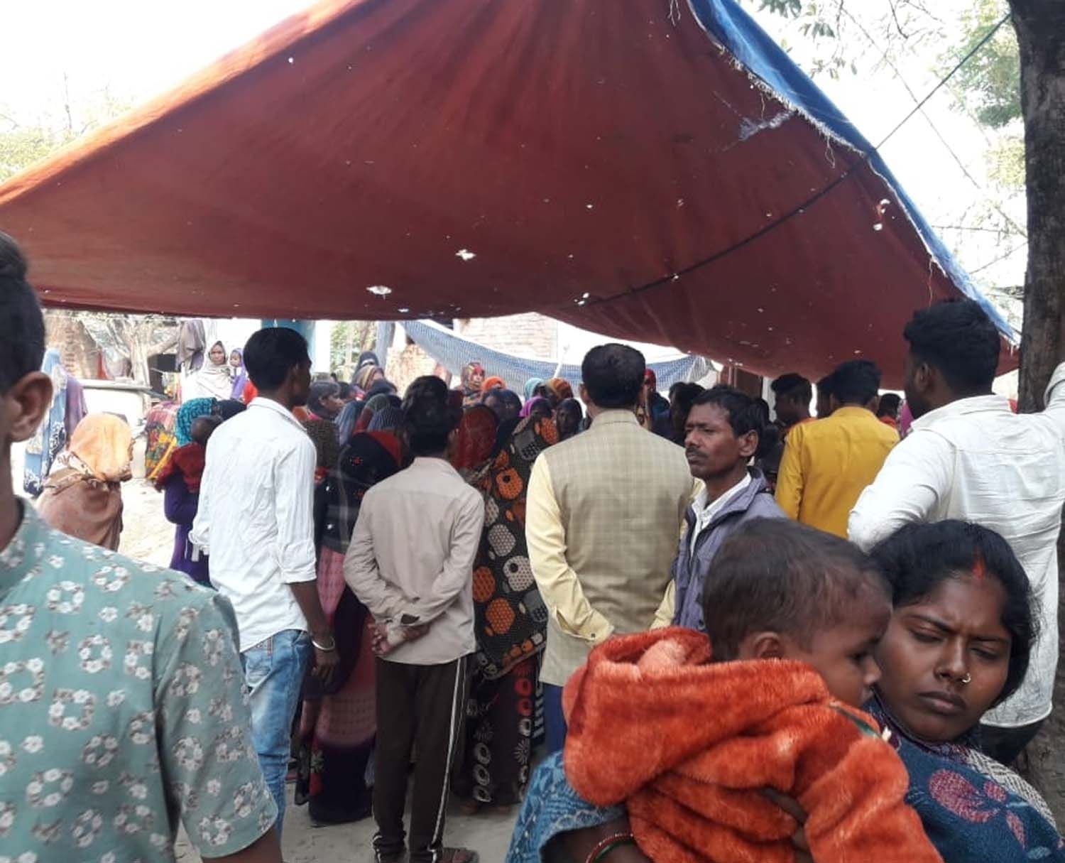 जेठवारा थाने के डेरवा बाजार में छात्रा का शव रखकर बैठे परिजन।