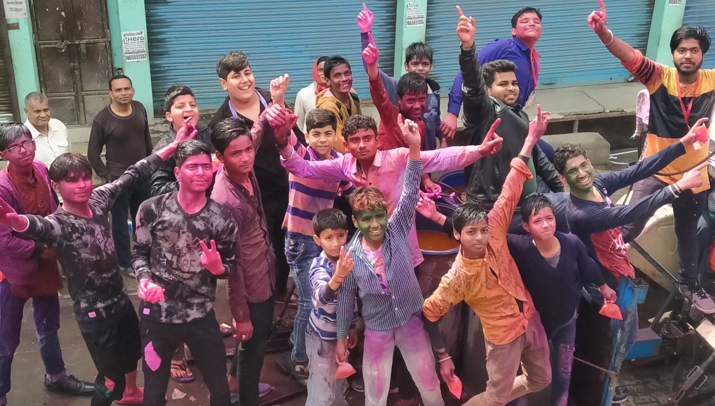 एकादशी के गीले रंग के जुलूस में डीजे पर होली के गीतों पर मौज मस्ती करते हुरियारे।